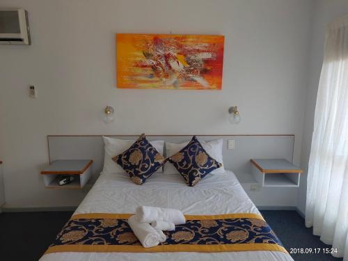 Ένα ή περισσότερα κρεβάτια σε δωμάτιο στο Coachman Motel and Holiday Units