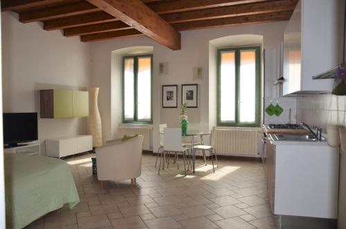 a kitchen and living room with a table and chairs at Soggiorno in Centro Storico in Vimercate