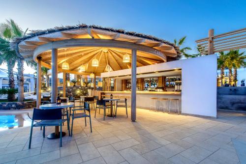 Un restaurant sau alt loc unde se poate mânca la Stella Island Luxury Resort & Spa (Adults Only)