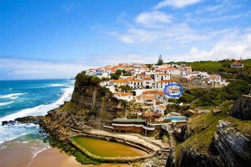 Uma vista aérea de Azenhas do Mar Beach House