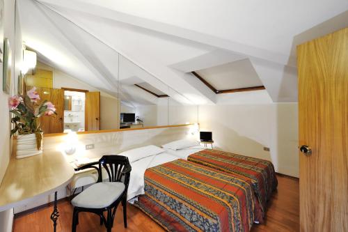 En eller flere senge i et værelse på Hotel Ziò Imola