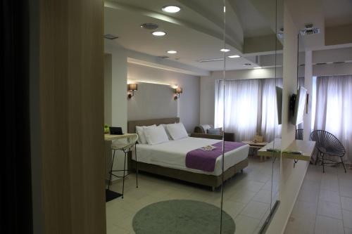 Posteľ alebo postele v izbe v ubytovaní Aiolos Apartments Suites Ermou 64 Monastiraki Plaka 2nd Floor