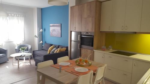 cocina y sala de estar con mesa y sillas en Erato Apartment en Heraclión