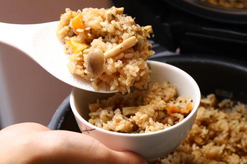 姫路市にあるKOKO HOTEL Himeji Castle - formerly Hotel Wing International Himejiのスプーン一杯の米とニンジンを持つ手