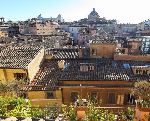 vista sui tetti di edifici di una città di Minerva Relais a Roma