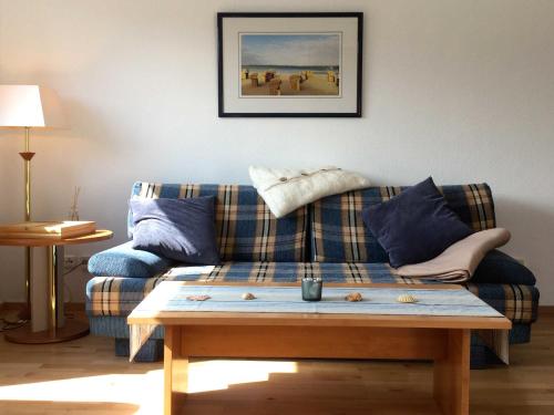 ein Wohnzimmer mit einem Sofa und einem Couchtisch in der Unterkunft Ostseeresidenz App 2 in Pelzerhaken