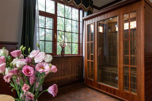 a room with a bird cage and flowers in it at Nordic Memory in Qingdao in Qingdao