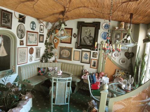 a doll house with a couch and a table at Pension Antik in Bad Lobenstein