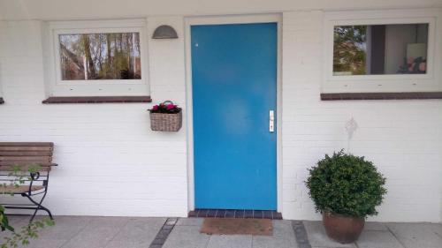 RettinにあるHaus Raketinの家の側の青い扉