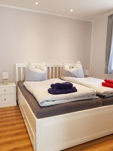 Haus "Zur Düne" tesisinde bir odada yatak veya yataklar