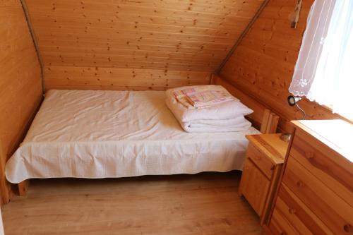 En eller flere senge i et værelse på Domki pod Kiczerką w Solinie