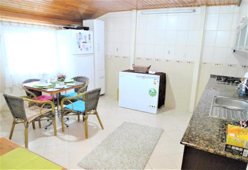 Η κουζίνα ή μικρή κουζίνα στο Aydınoğlu Suites with terrace -4 TH FLOOR WITHOUT LIFT