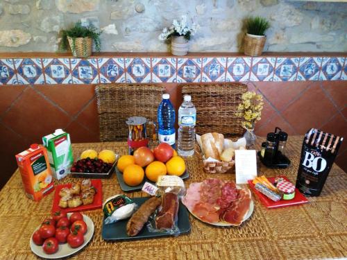 un tavolo con molti tipi diversi di cibo su di esso di Casa Rural El Planet de Maella Casa rural en Castellon Casa rural con Jacuzzi Casa rural en Xert Casa rural cerca de Morella a Xert
