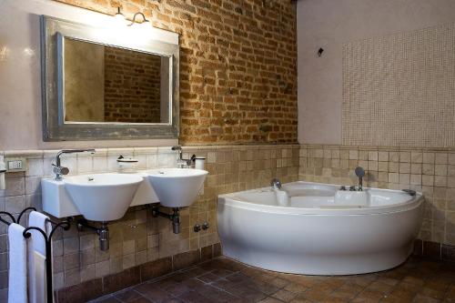 Ett badrum på Relais Cascina Scottina