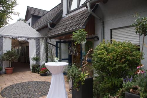 a white sink in the yard of a house at Seminarhotel Jakobsberg in Grünberg