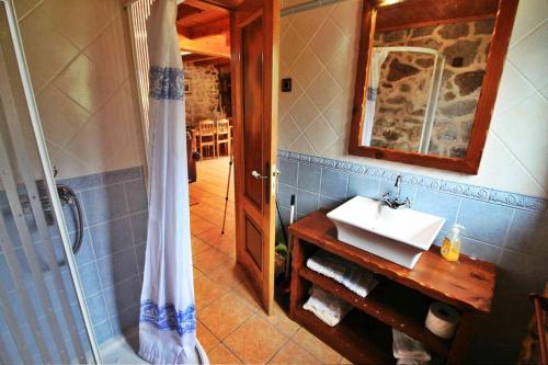 ein Badezimmer mit Waschbecken und Dusche in der Unterkunft Casa Porto de Quilmas in O Pindo
