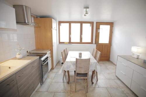 cocina con mesa y sillas en una habitación en Jolie maison avec jardin clos - Fontainebleau Héricy, 40 min Paris, en Héricy