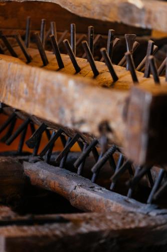 a close up of a grill with rusty metals at Hotel Cresol in Calaceite