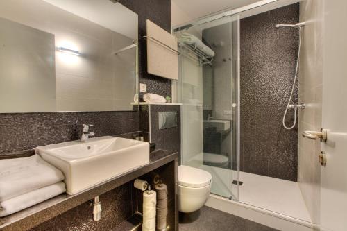 La salle de bains est pourvue d'un lavabo, de toilettes et d'une douche. dans l'établissement Hotel Montenegro Compostela, à Saint-Jacques-de-Compostelle