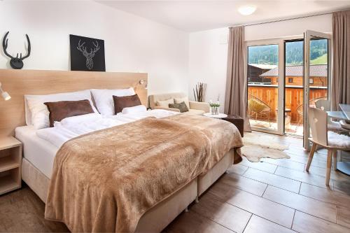 Una cama o camas en una habitación de AlpinLodge Flachau