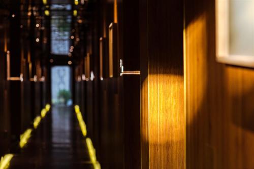 an empty hallway of a train with a hallwayngth at Lin Yin Art Hotel Shanghai（Pudong airport） in Shanghai