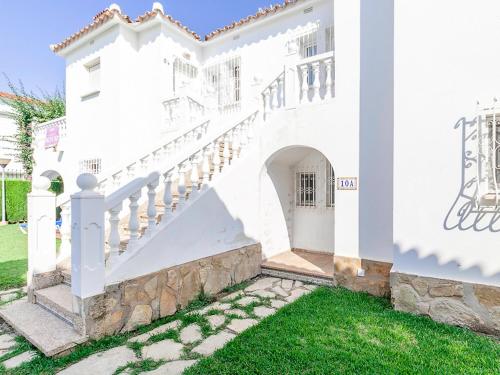 Casas DevesaにあるApartment Club Sevilla by Interhomeの階段と緑草のある白い家