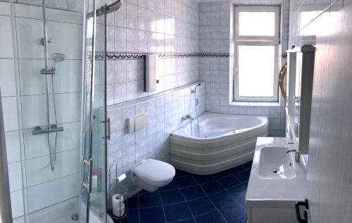 uma casa de banho com um chuveiro, um WC e um lavatório. em Ferienwohnung Branka em Essen