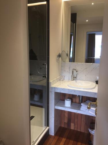 a bathroom with a sink and a mirror at Les chambres du Waterzooi in Dunkerque