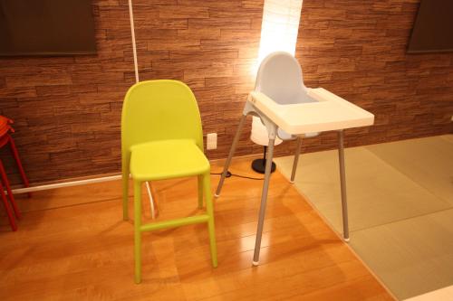 two chairs and a sink in a room at 一棟貸切り宿 GuestHouse 嵯峨嵐山 in Kyoto
