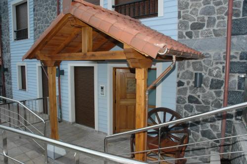 Το κτήριο όπου στεγάζεται  το διαμέρισμα