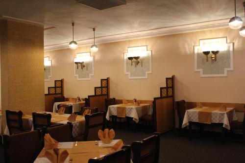 une salle à manger avec des tables, des chaises et des lumières dans l'établissement Hotel of Bulgarian Academy of Sciences, à Sofia