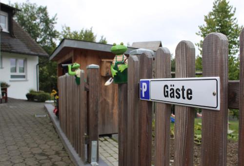 a fence with a sign that reads the gate at Ferienwohnung & Gästezimmer Schrichten in Schmallenberg