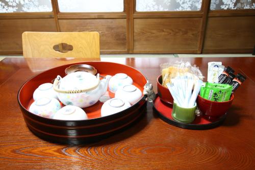 uma mala cheia de pratos e utensílios numa mesa em 2 floors japanese style, direct to KIX, 10mins train to Namba, 5mins walk to stn , 2-6ppl em Osaka