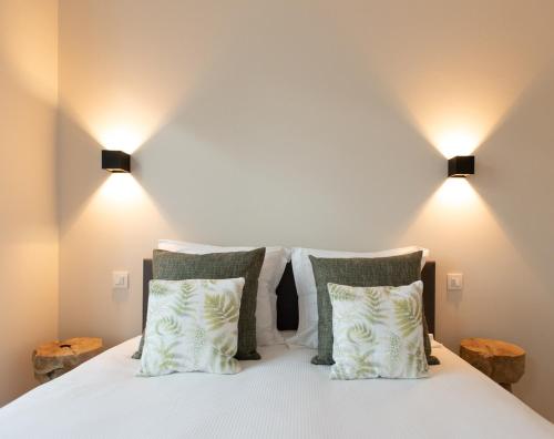 Un dormitorio con una cama con dos luces. en Blossom & Bloom, en Brujas