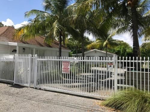 Grove Bay Bungalow - 2/2 Gated Cottage-Walk to Bay photo 8