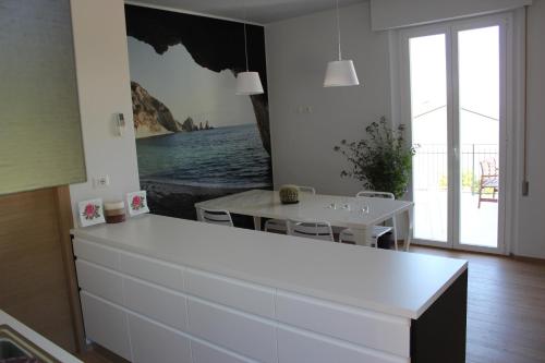 cocina con encimera blanca y mesa en Affittacamere Le Fontanelle, en Ancona