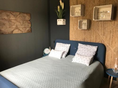 索格島的住宿－Maison spa piscine d'Alessia，一间卧室配有蓝色的床和两个枕头