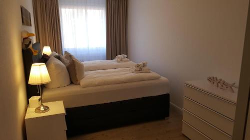 سرير أو أسرّة في غرفة في App-Syltliebe-Haus-Ankerlicht-Whg-70