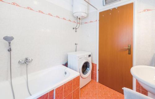 y baño con lavadora y lavadora. en Apartment Rabac, en Rabac