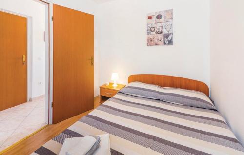 1 dormitorio con 1 cama grande y cabecero de madera en Apartment Rabac, en Rabac