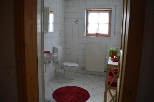 uma casa de banho com um WC e um lavatório em Schwalli`s Fewo em Korbach