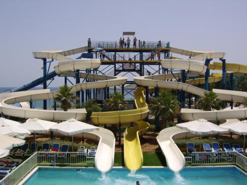 Piscina a Seafront Apartment With Pool o a prop