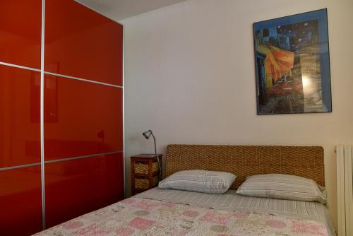 1 dormitorio con 1 cama con pared roja en Patty's house, en Ascoli Piceno