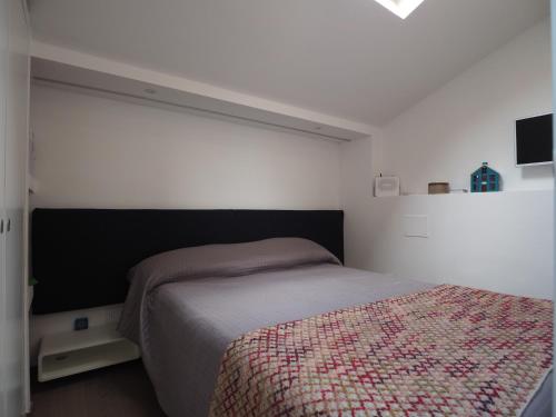 une petite chambre avec un lit et une télévision dans l'établissement Tetti Rossi, à Bologne