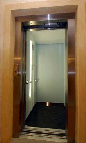 an open door to a hallway with a mirror at Le Vecchie Cantine in Chianni