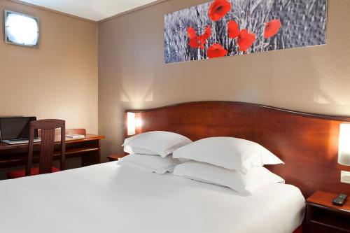 En eller flere senge i et værelse på Hôtel Arras Sud