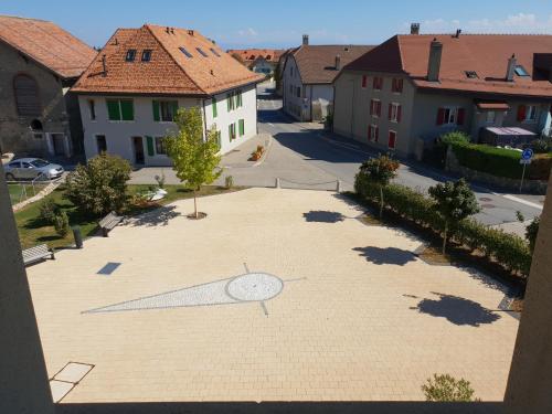 an aerial view of a courtyard in a town with houses at Auberge de Ballens in Ballens