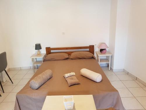 una camera con un letto con due cuscini sopra di Faiakas ad Ágios Matthaíos