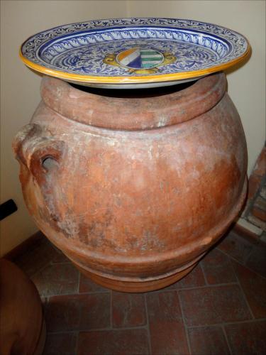 a large vase with a plate on top of it at Le Vecchie Cantine in Chianni