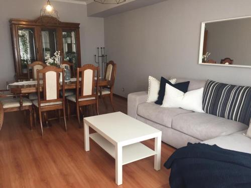 uma sala de estar com um sofá e uma mesa em Póvoa City Center Apartment na Póvoa do Varzim